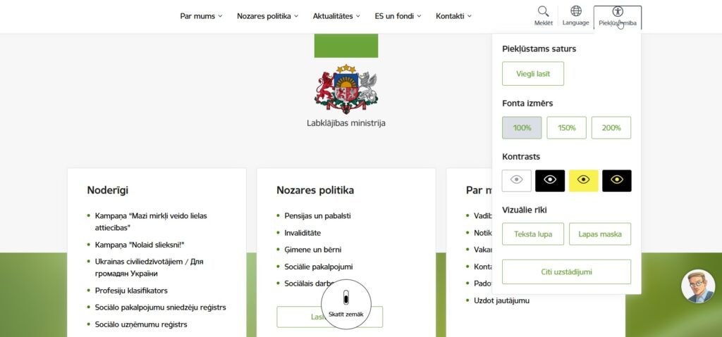 Labklājības ministrijas tīmekļa vietnes ekrānuzņēmums ar iebūvēto rīkjoslu labajā pusē. Tajā redzami iestatījumi "Piekļūstams saturs", "Viegli lasīt", "Fonta izmērs" (100%, 150%, 200%), "Kontrasts" (izvēlēts augsts kontrasts) un "Vizuālie rīki" (Teksta lupa, Lapas maska, Citi uzstādījumi).