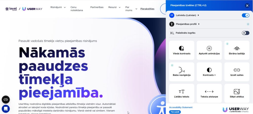 Tīmekļa vietnes "UserWay" ekrānuzņēmums ar virsrakstu Nākamās paaudzes tīmekļa piekļūstamība. Labajā pusē atvērts overlay rīks "Piekļustāmības izvēlne (CTRL+U)", kas piedāvā valodas izvēli ("LV Latviešu (Latvian)") un rīkus kā "Vieds kontrasts", "Ekrāna lasītājs" un "Lielāks teksts".